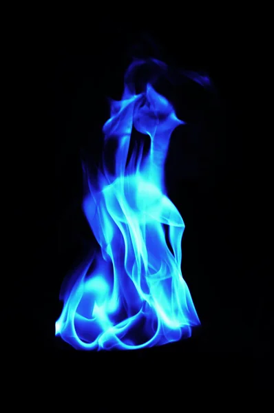 Niebieski ogień płomienie na czarnym tle — Zdjęcie stockowe