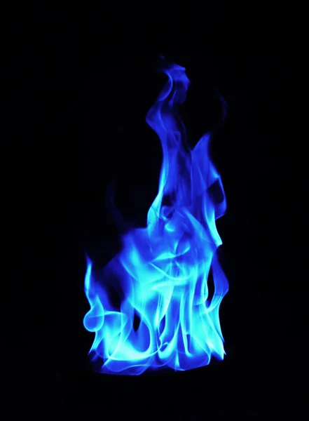 黑色背景上的蓝色火焰 — 图库照片