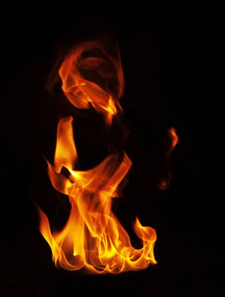 Flammen auf schwarzem Hintergrund — Stockfoto