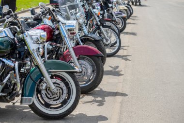 üst üste motobikes.