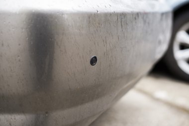 Bir araba, Park sensörleri çeki yağmurlu bir gün