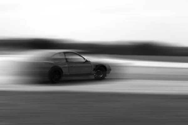 Drift autó motion blur, a kemény fekete-fehér — Stock Fotó