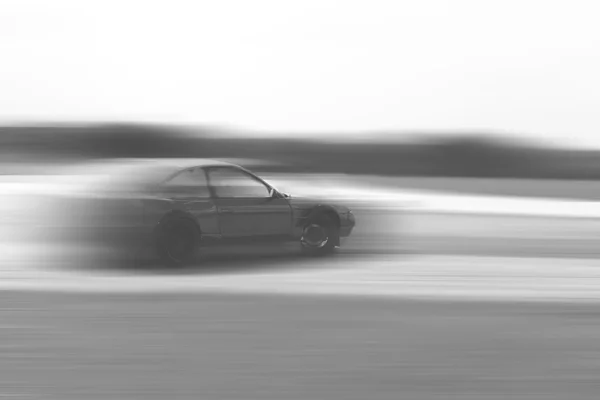 Drift auto motion blur op vintage zwart en wit — Stockfoto