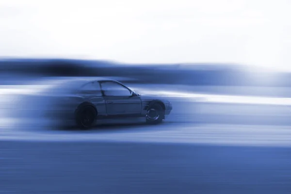 Drift αυτοκίνητο κίνηση blur σε μπλε χρώμα — Φωτογραφία Αρχείου