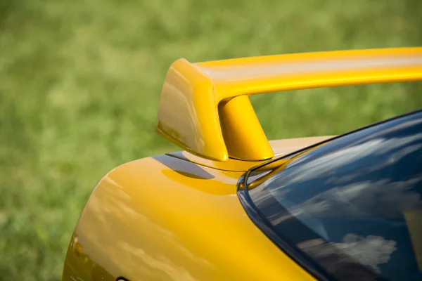 Detalhe de close-up de um spoiler de corrida personalizado na parte traseira de um carro esportivo — Fotografia de Stock