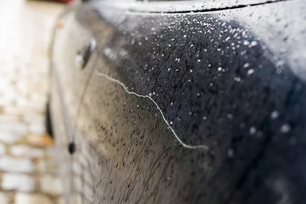 Vernice per auto graffiata con maniglia della porta e pneumatico fuori fuoco — Foto Stock