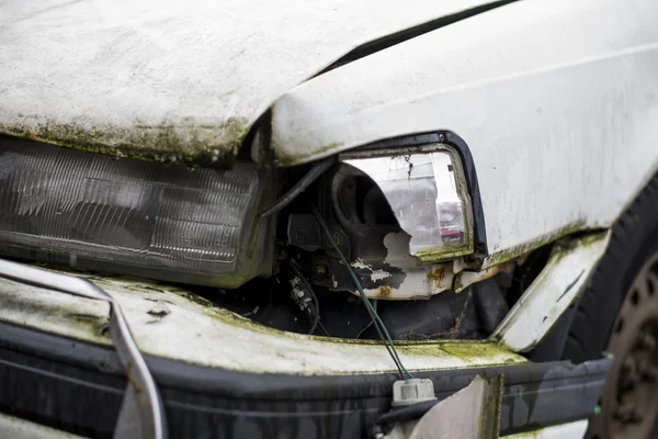 Roestige auto crash botsing ongeval op een stad weg snelweg — Stockfoto