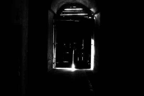 Porta misteriosa, entrada secreta ou saída — Fotografia de Stock