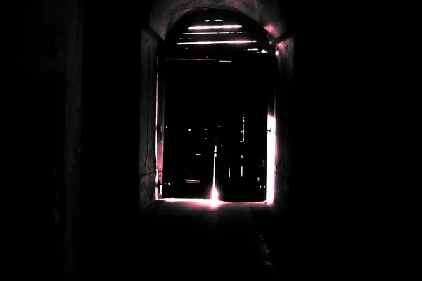 Puerta misteriosa, entrada secreta o salida de luz roja — Foto de Stock