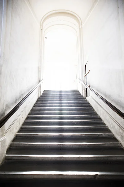 Tunneltreppe, die ans Licht führt — Stockfoto