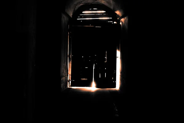 Porta misteriosa, entrada secreta ou saída de luz dourada — Fotografia de Stock