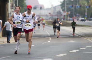 Wroclaw 14 Eylül: Grup koşucu Wroclaw, Polonya için 14 Eylül 2014 tarihinde Wroclaw maraton sırasında çalışan Wroclaw sokaklarda