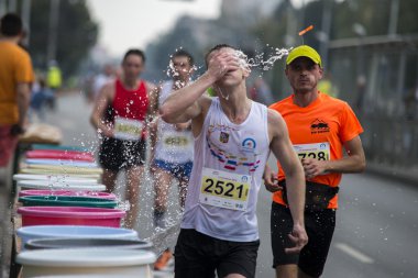Wroclaw 14 Eylül: Grup koşucu Wroclaw, Polonya için 14 Eylül 2014 tarihinde Wroclaw maraton sırasında çalışan Wroclaw sokaklarda