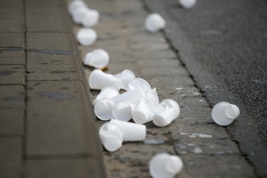 Koşucu bir maraton su istasyonu geçerken kullanılan su bardak cadde kuyruğu