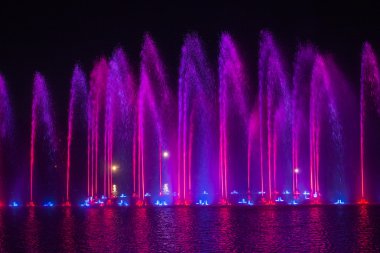 Renkli Aydınlatmaları ile müzik çeşme