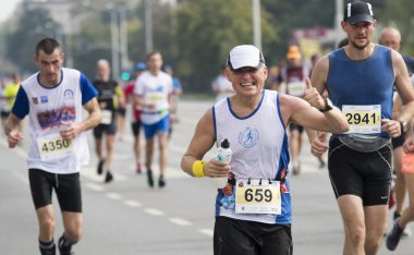 Wroclaw 14 Eylül: Grup koşucu Wroclaw, Polonya için 14 Eylül 2014 tarihinde Wroclaw maraton sırasında çalışan Wroclaw sokaklarda