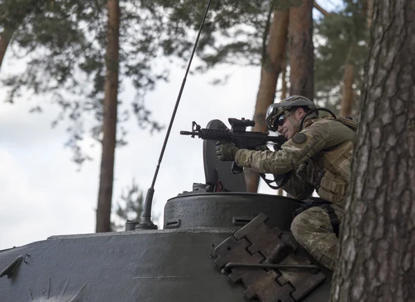 Wroclaw, Polônia - 10 de maio. 2014: Marines on Military show on May 10, 2014 in Worclaw, Poland — Fotografia de Stock