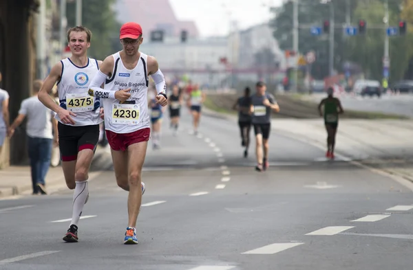 Wroclaw 14 Eylül: Grup koşucu Wroclaw, Polonya için 14 Eylül 2014 tarihinde Wroclaw maraton sırasında çalışan Wroclaw sokaklarda — Stok fotoğraf