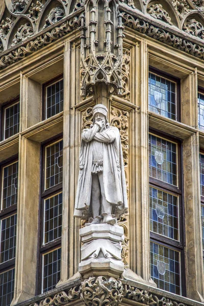 Ein altes Kirchenfenster — Stockfoto