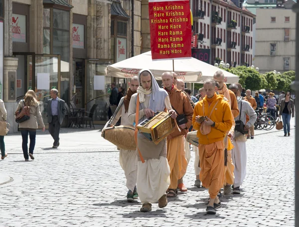 Wroclaw, Poland - 18 2014: members of Hare Krishna chanting and dancing May 18, 2014 on Wroclaw in Poland — Stock Photo, Image