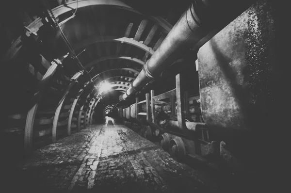 Tren subterráneo en mina, carros en mina de oro, plata y cobre . — Foto de Stock