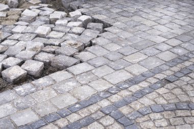 Yarısı kırık modern kaldırım yüzey