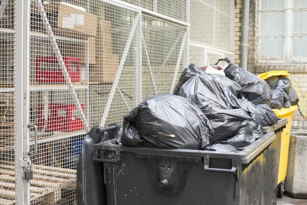 Een heleboel vuilnis in de straat en container — Stockfoto