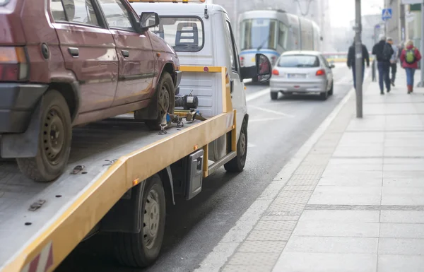 Silniční pomoci auto závěsné truck ve městě Stock Fotografie