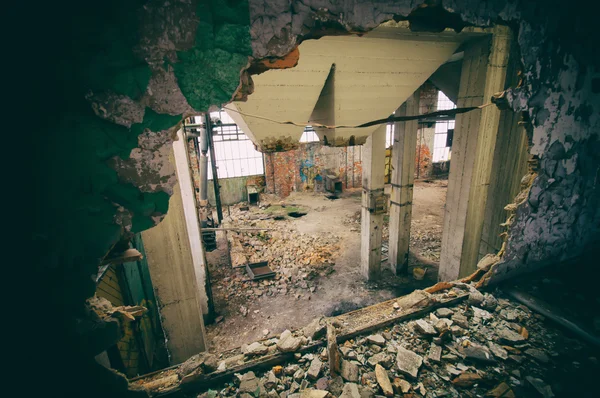 Ruinas de la fábrica industrial contaminada — Foto de Stock