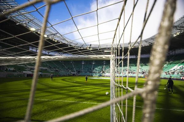 Wroclaw. POLONIA - 04 de abril: Partido T-Mobile Ekstraklasa entre Wks Slask Wroclaw y Podbeskidzie.Acción desde detrás de la red el 14 de abril de 2015 en Wroclaw. Polonia . —  Fotos de Stock