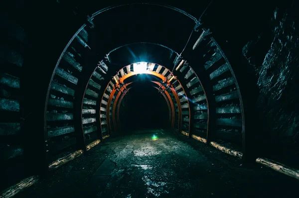 Underjordisk tunnel i gruvan — Stockfoto