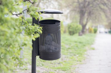 Yeşil çim zemin üzerine Park'ta çöp kovası