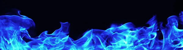 Brandende vlam van vuur op zwarte achtergrond of textuur — Stockfoto