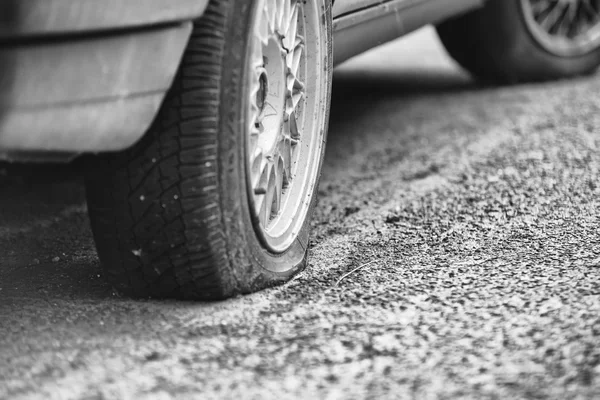 Pneu arrière plat sur une voiture — Photo