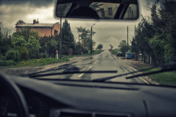 Stedelijke rijden op een regenachtige dag — Stockfoto