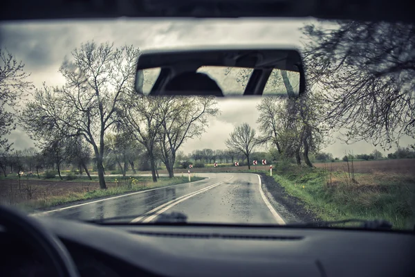 Kör längs motorvägen på en regnig dag — Stockfoto