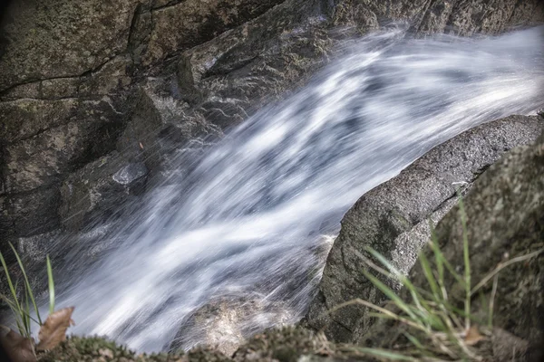 Acqua che scorre veloce nel fiume di montagna — Foto Stock