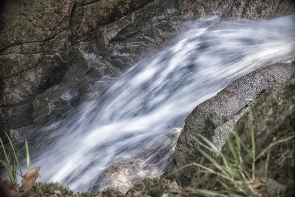 Eau courante rapide dans la rivière de montagne — Photo