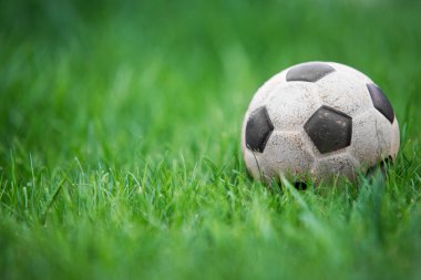 Eski ve klasik futbol topu veya yeşil alan üzerinde futbol topu