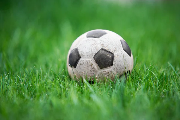 Eski ve klasik futbol topu veya yeşil alan üzerinde futbol topu — Stok fotoğraf