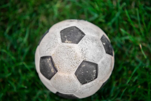 Eski ve klasik futbol topu veya yeşil alan üzerinde futbol topu — Stok fotoğraf