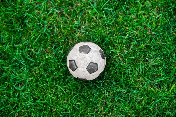 Antiguo y clásico balón de fútbol o pelota de fútbol en el campo verde —  Fotos de Stock