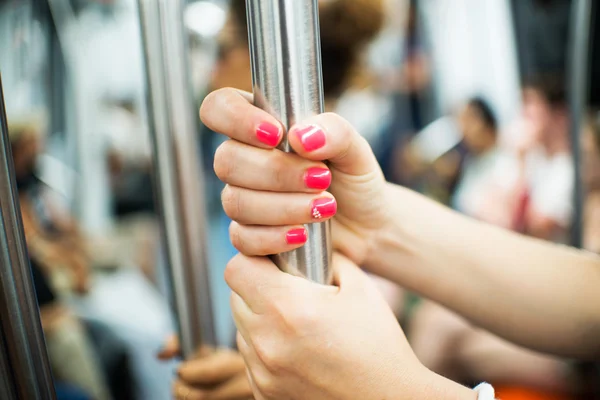 toplu taşıma, ellerinde yakın