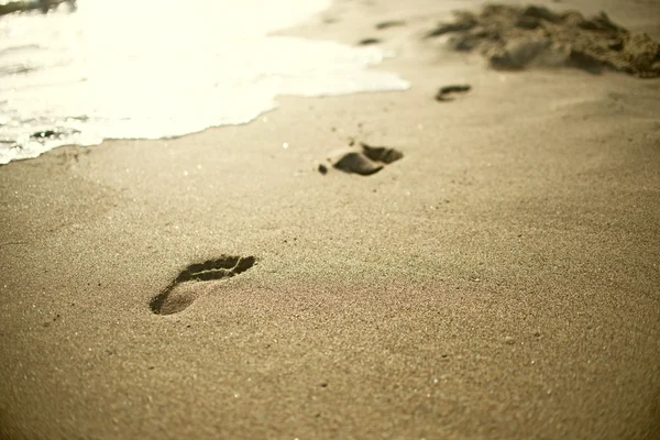 Beach, wave and footsteps — Stock Photo, Image