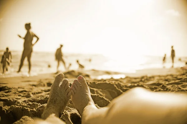 Male and female foot on beach — Stock Photo, Image