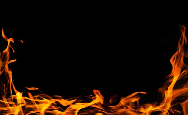 Brinnande eld lågan på svart bakgrund — Stockfoto