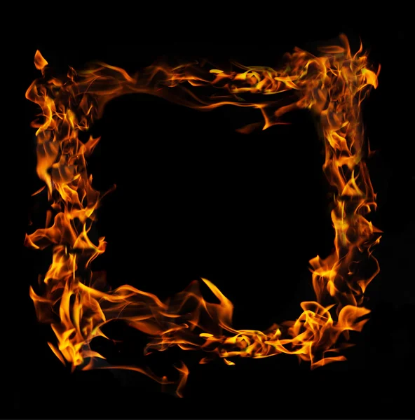 Płonący płomień na czarnym tle — Zdjęcie stockowe