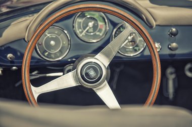 Sleza, Polonya, 15 Ağustos 2015: Porshe eski model araba direksiyon simidi ve kockpit Polonya 15 Ağustos 2015 Motorclassic şovdaki kadar yakın