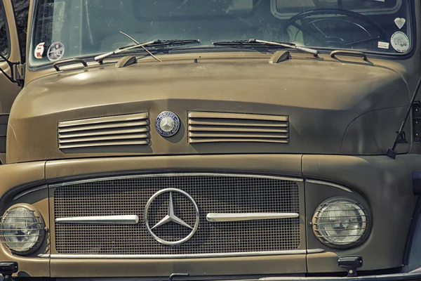 Sleza, Polonia, 15 de agosto de 2015: Primer plano del viejo y vintage camión Mercedes en el espectáculo Motorclassic el 15 de agosto de 2015 en Polonia —  Fotos de Stock