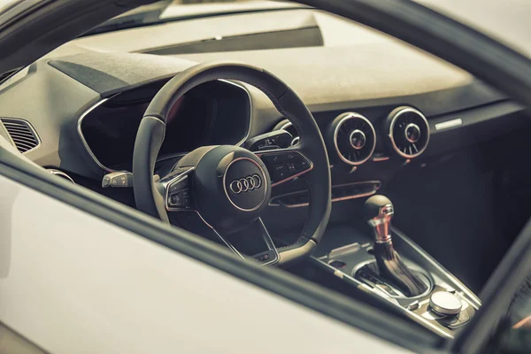 Sleza, Polonia, 15 de agosto de 2015: Primer plano en Audi cockpit y rueda en el Motorclassic show el 15 de agosto de 2015 en Polonia — Foto de Stock